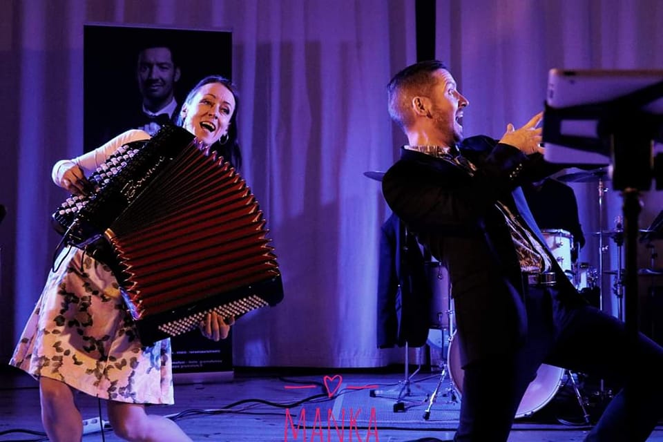 Mahtavaa! ❤️ YstävänpäiväTanssit Budget Hotel Raahe ssa : Huikea Sami Rosholm & Casanova saapuu viihdyttämään Teitä,nyt kyllä onpi semmoiset tanssit tiedossa,että! ❤️ Perjantaina 10.2 .23 Klo 21 alkaen , sisäänpääsy 16 € Budget Hotel Raahe Lämpimästi tervetuloa ❤️